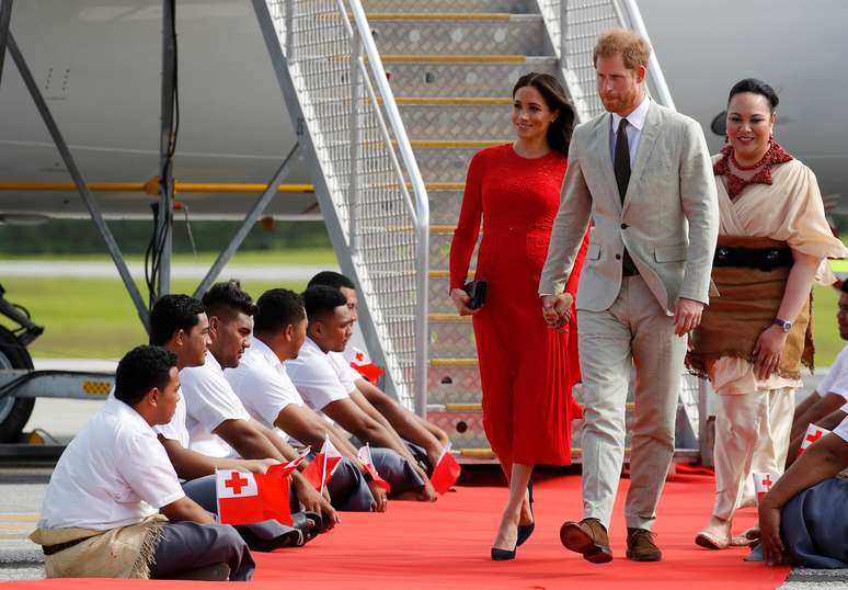 Pr&iacute;ncipe brit&acirc;nico Harry e sua mulher, Meghan, s&atilde;o recebidos pela princesa Angelika Latufuipeka, em Tonga 25/10/2018 REUTERS/Phil Noble 