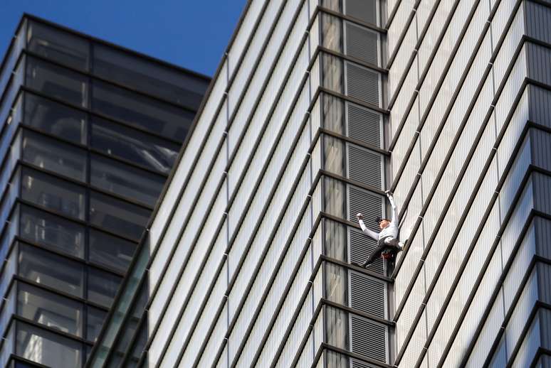 Homem-aranha franc&ecirc;s escala Heron Tower, em Londres 25/10/2018 REUTERS/Peter Nicholls 