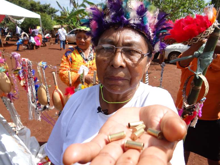 Indígena Kaiowá Priscila Maciel Duarte Lopes posa para foto em Caarapó, Mato Grosso do Sul