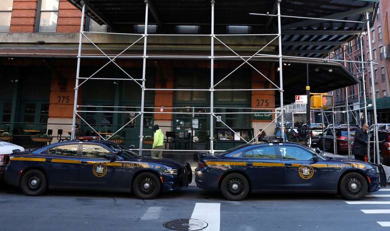 Carros de pol&iacute;cia em Tribeca, em Nova York 25/10/2018 REUTERS/Brendan McDermid