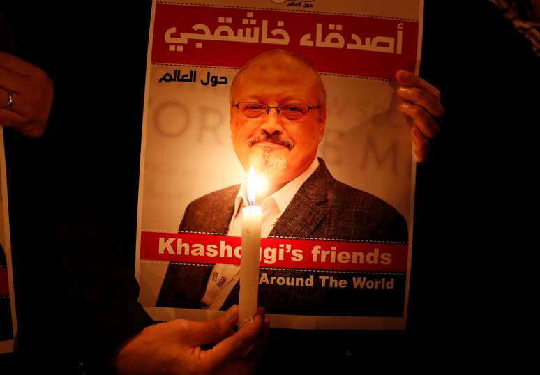 Manifestante segura cartaz com foto de Jamal Khashoggi no consulado saudita em Istanbul
 25/10/2018    REUTERS/Osman Orsal 