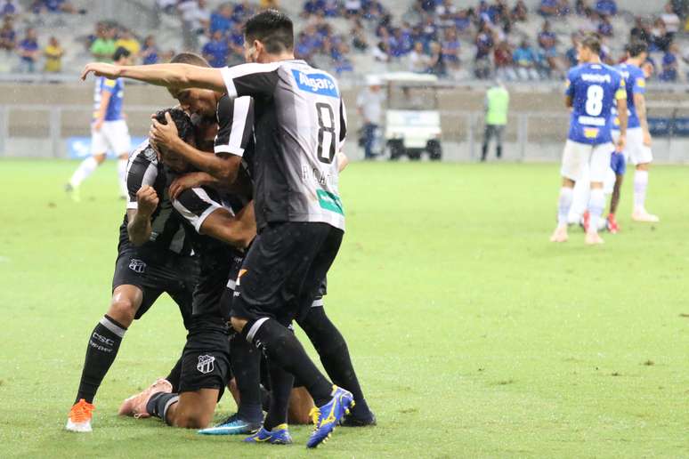 O jogador Arthur Mendonça do Ceará comemora gol durante a partida entre Cruzeiro e Ceará, válida pela Série A do Campeonato Brasileiro 2018, no Estádio Mineirão em Belo Horizonte (MG), nesta quarta-feira (24)