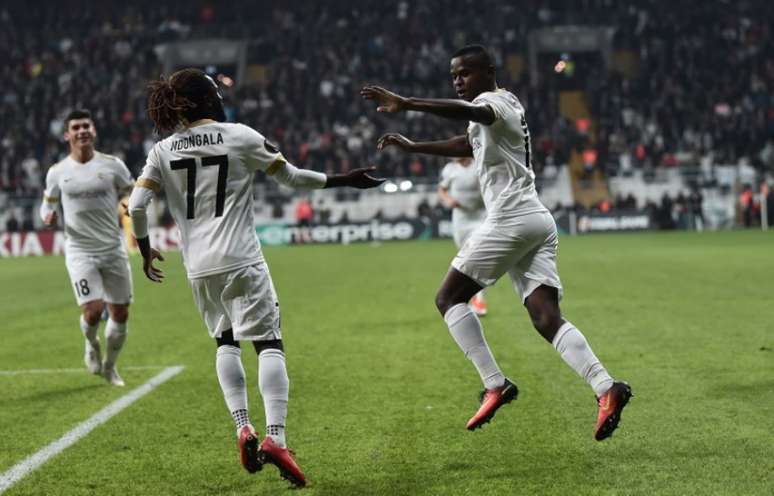 Jogadores do Genk comemoram um dos gols (Foto: OZAN KOSE / AFP)