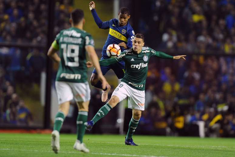 Moisés disputa bola na partida entre Boca Juniors e Palmeiras