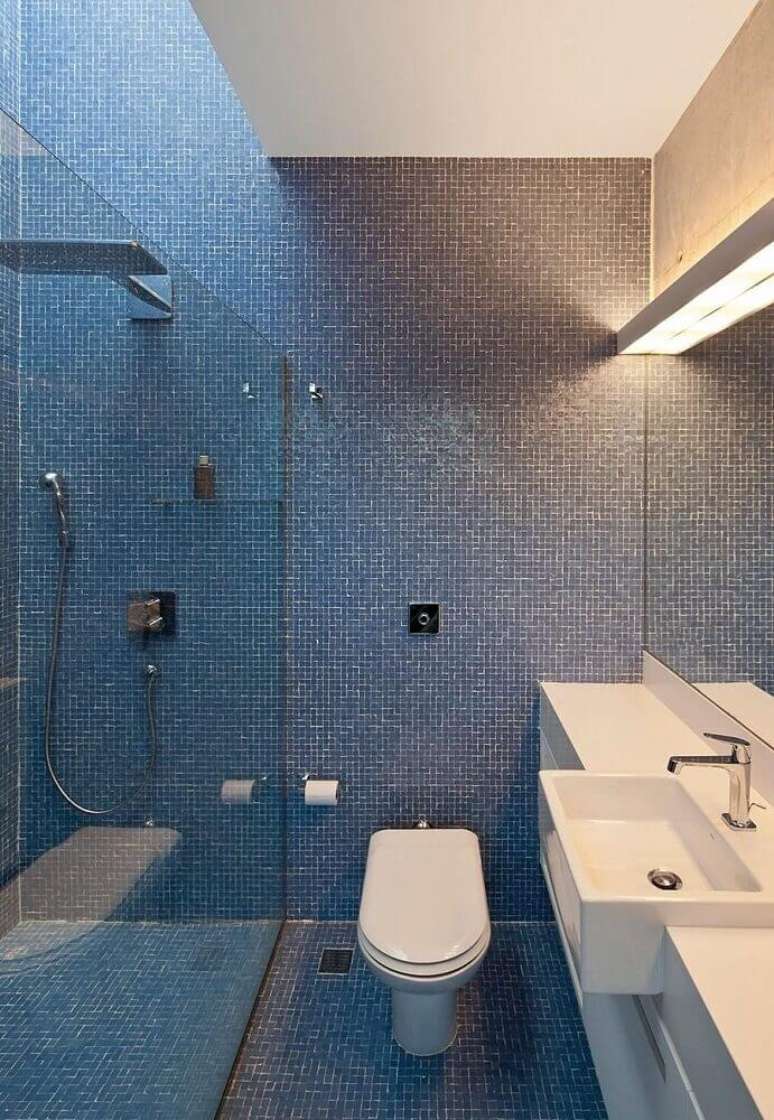 16. Decoração simples para banheiro com pastilha azul nas paredes e piso – Foto: Pinterest