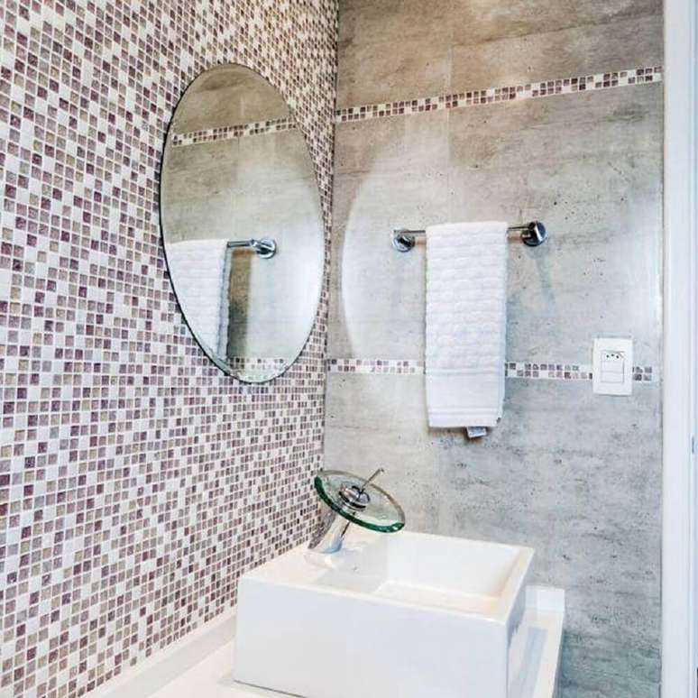 17. Decoração para banheiro com pastilha de vidro e espelho redondo – Foto: Tikkanen Arquitetura