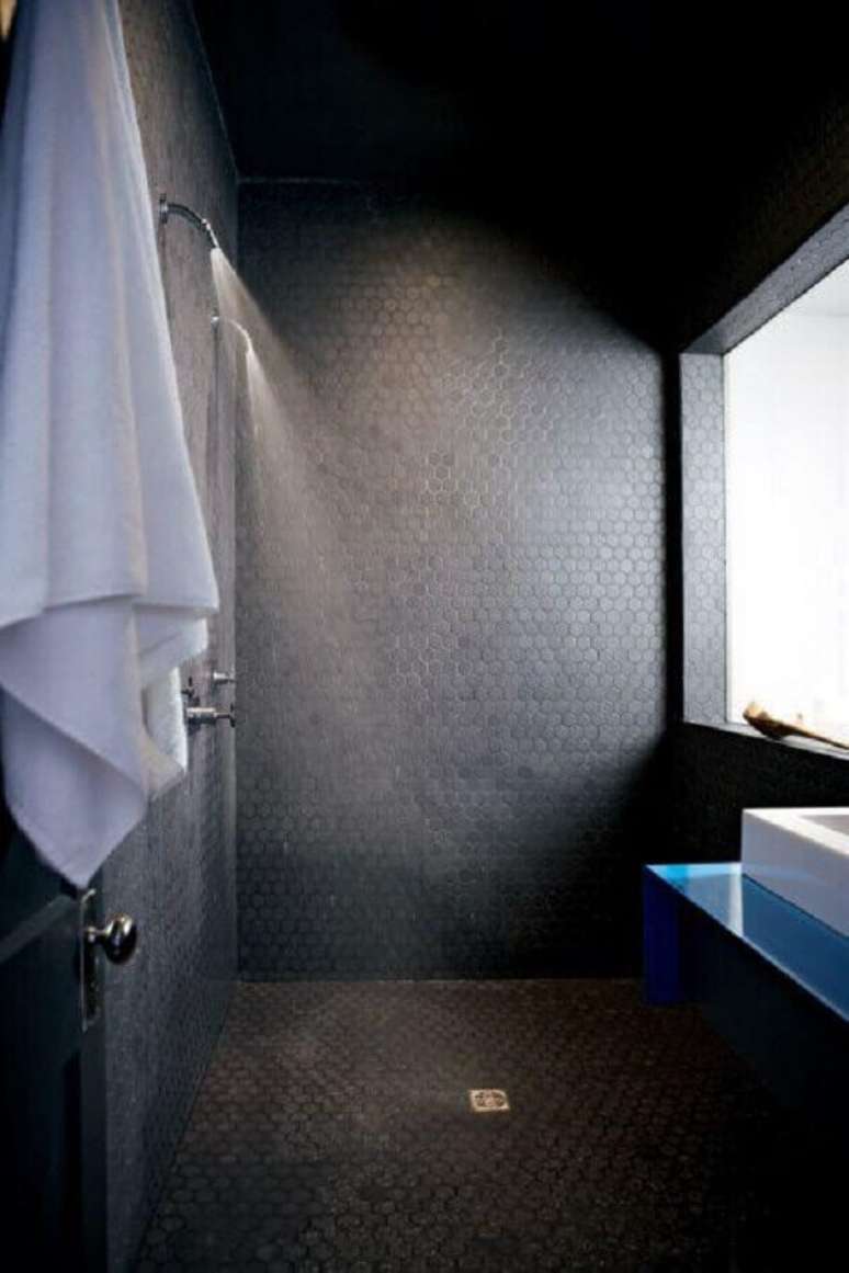 20. O banheiro com pastilha preta sempre fica com uma decoração moderna – Foto: Design Build Ideas