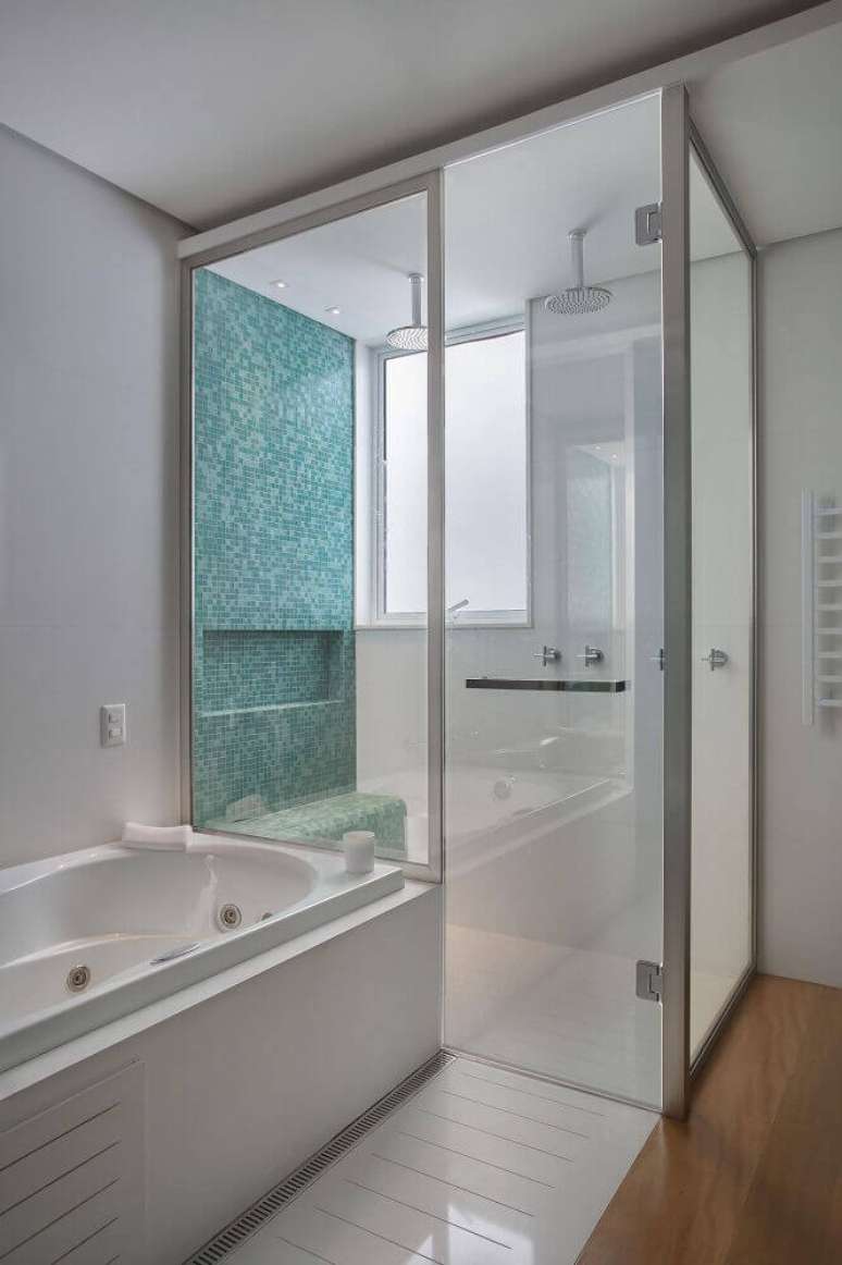 21. Decoração para banheiro com pastilha verde e banheira branca – Foto: Liusn