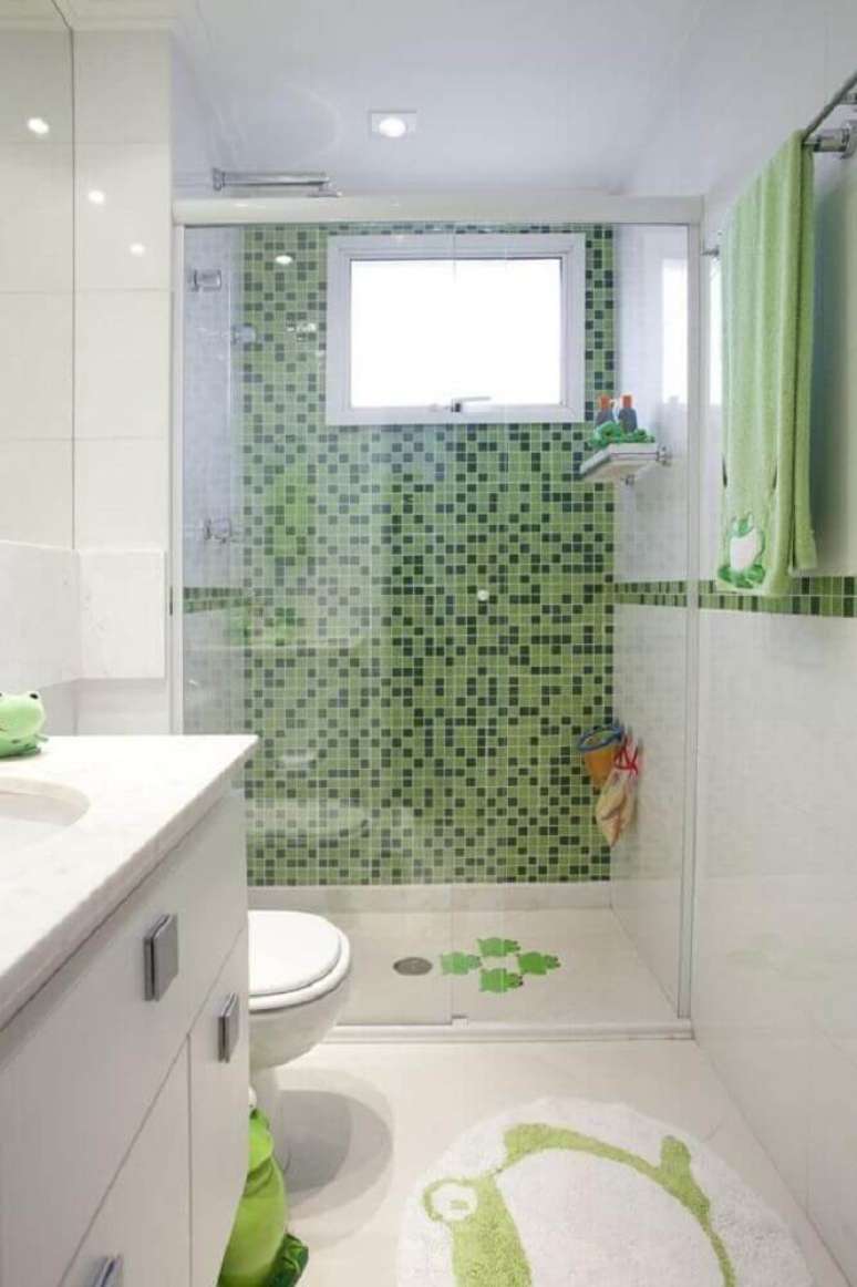 22. Decoração para banheiro pequeno com pastilha verde na parede do box – Foto: Deborah Basso Arquitetura