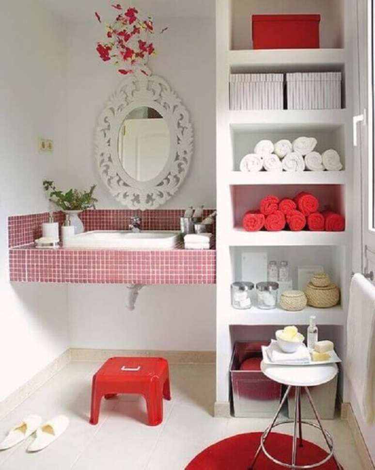 12. Decoração simples para banheiro com pastilha vermelha na bancada e nichos embutidos – Foto: Mi Casa