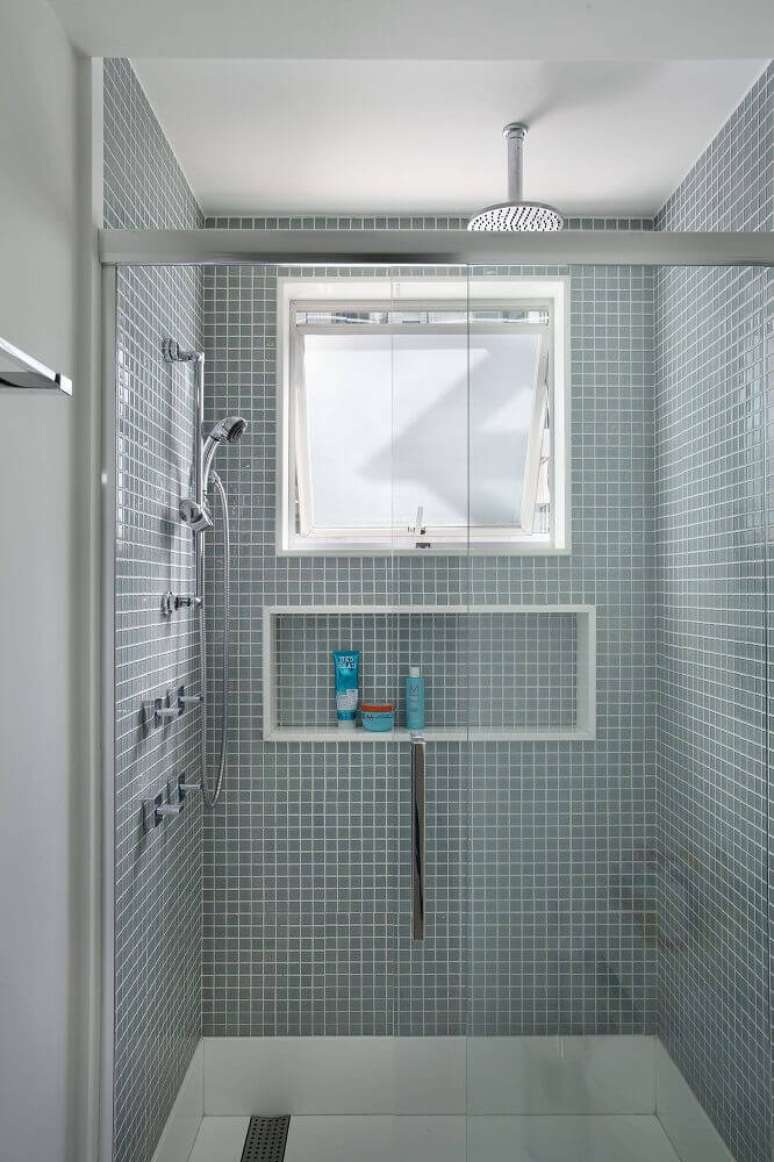 23. Decoração para banheiro pequeno com pastilha cinza no box – Foto: The Holk