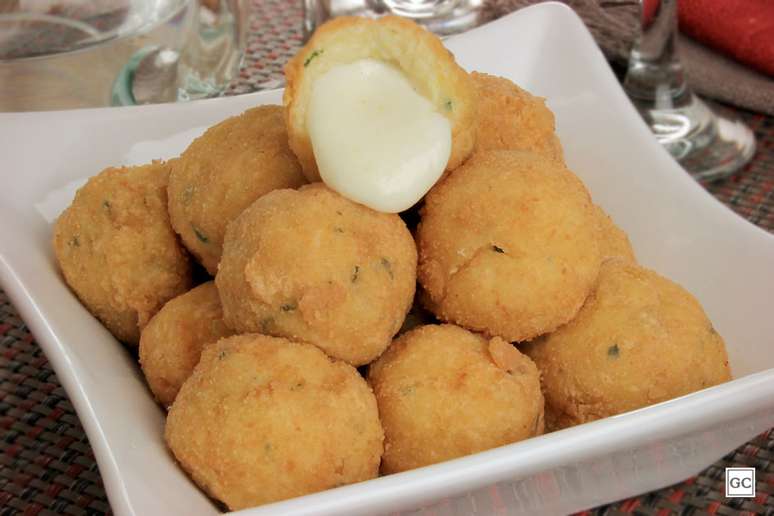 Bolinho de purê recheado com queijo