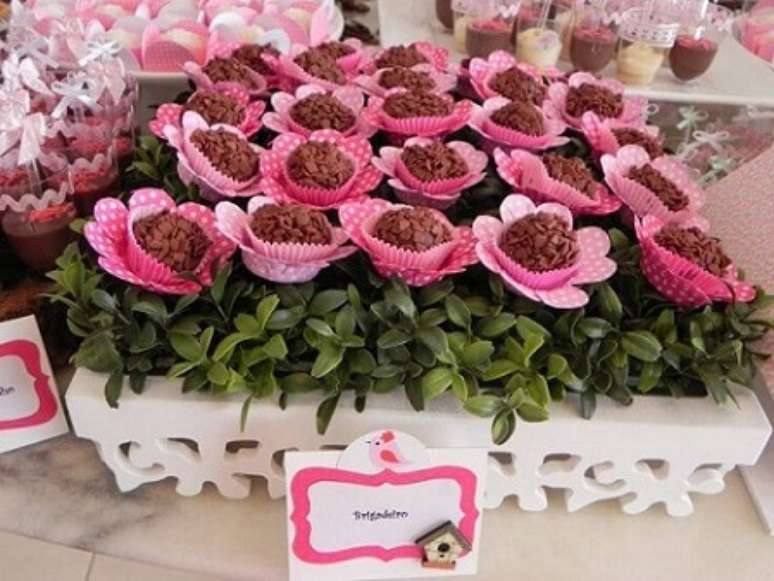 58. Brigadeiros com embalagens de flores em festa jardim encantado. Foto de Webcomunica