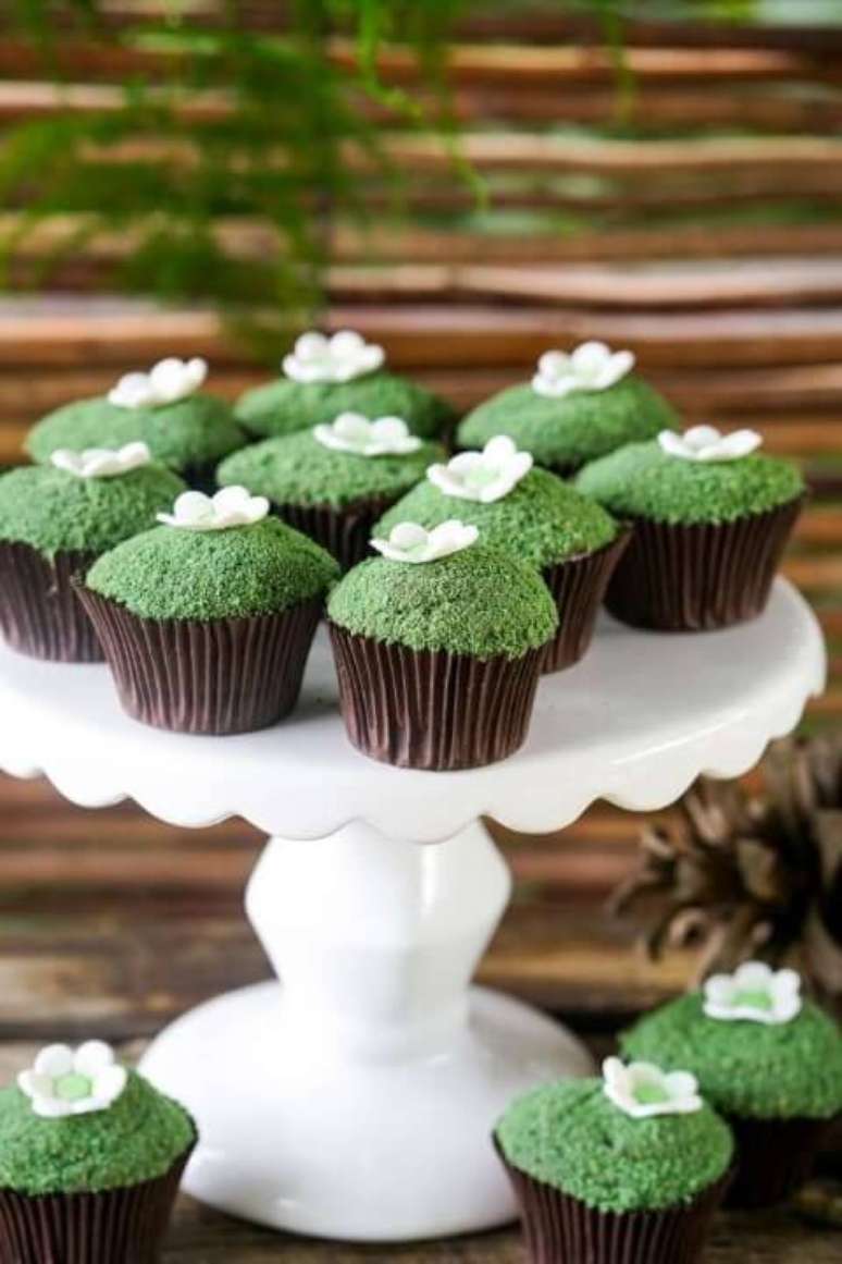 53. Cupcakes imitando musgo na decoração jardim encantado. Foto de Pinterest