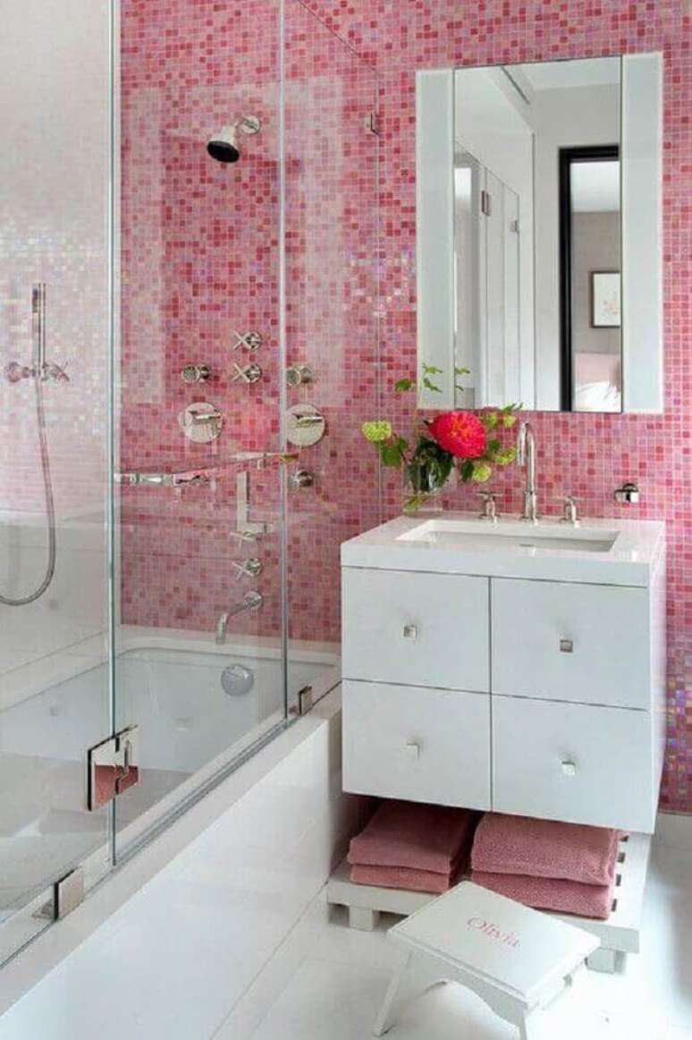 24. A pastilha em tons de rosa é perfeita para levar um toque feminino para a decoração do banheiro – Foto: Architizer