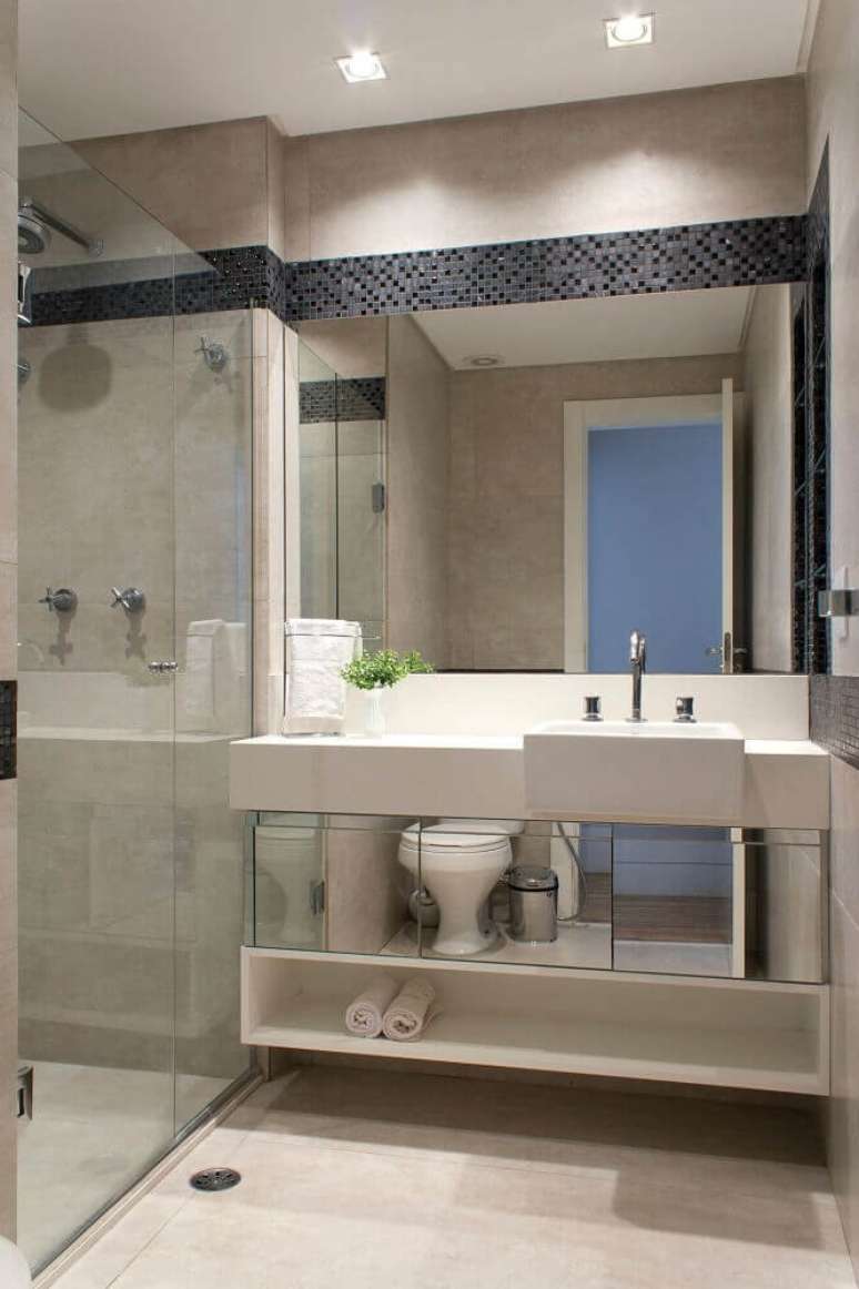 25. Decoração moderna para banheiro com faixa de pastilha e armário espelhado – Foto: Semíramis Alice Arquitetura & Design