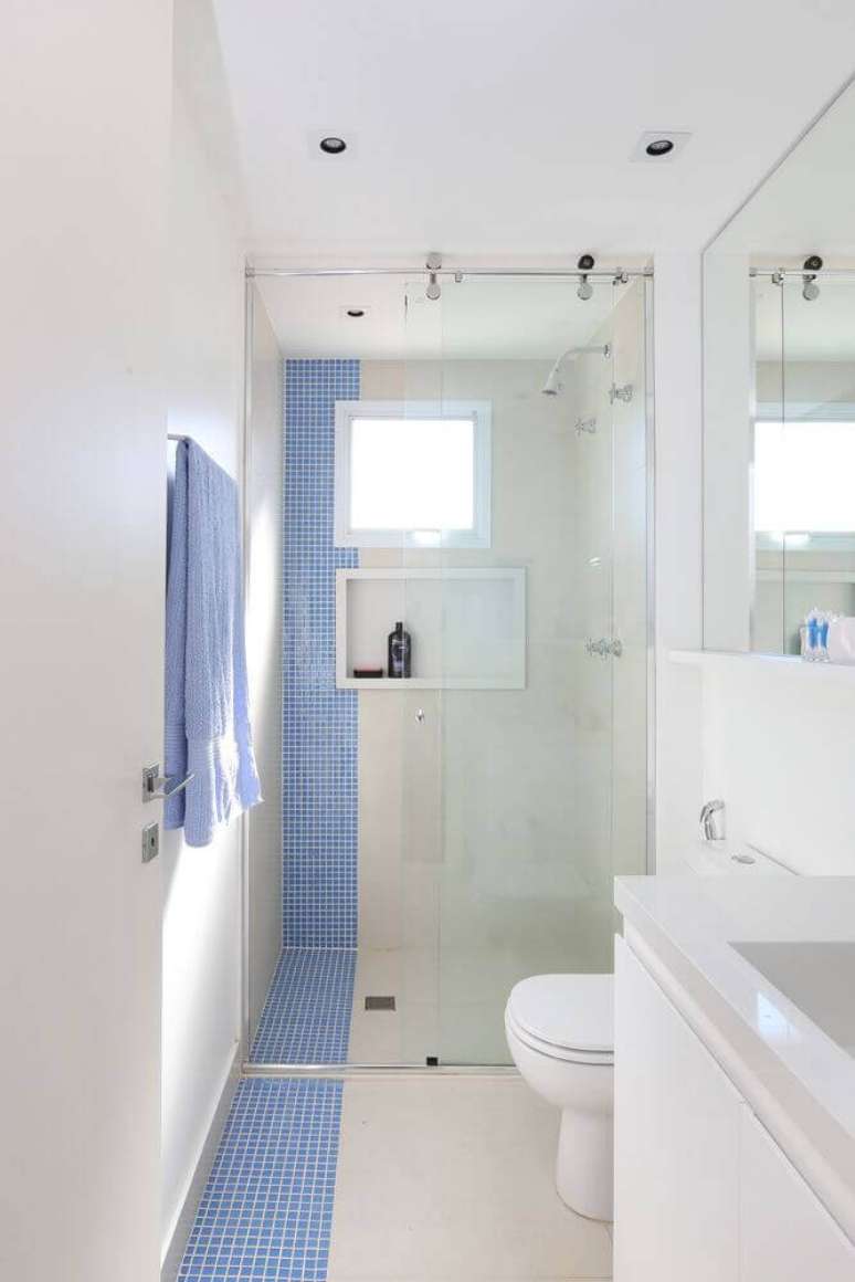 4. Decoração simples para banheiro pequeno com pastilha azul em apenas uma faixa – Foto: Pinterest