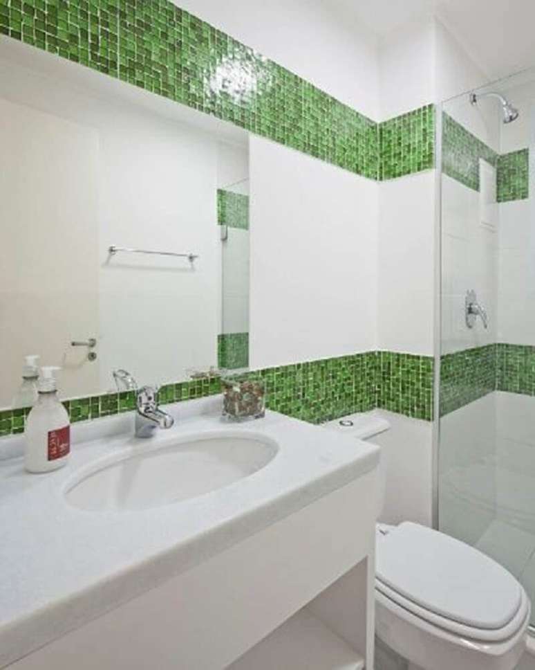 5. Decoração para banheiro com pastilha verde e armário branco – Foto: The Holk