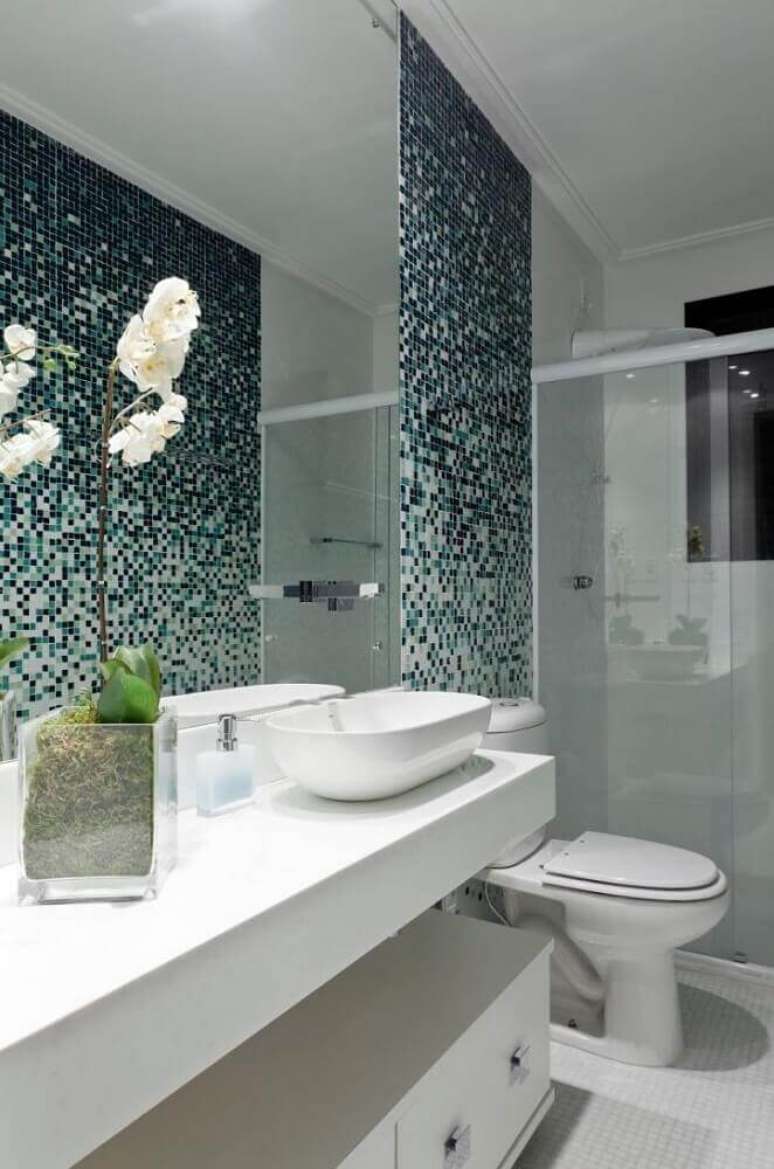 15. Decoração para banheiro com pastilha de vidro – Foto: Pinterest