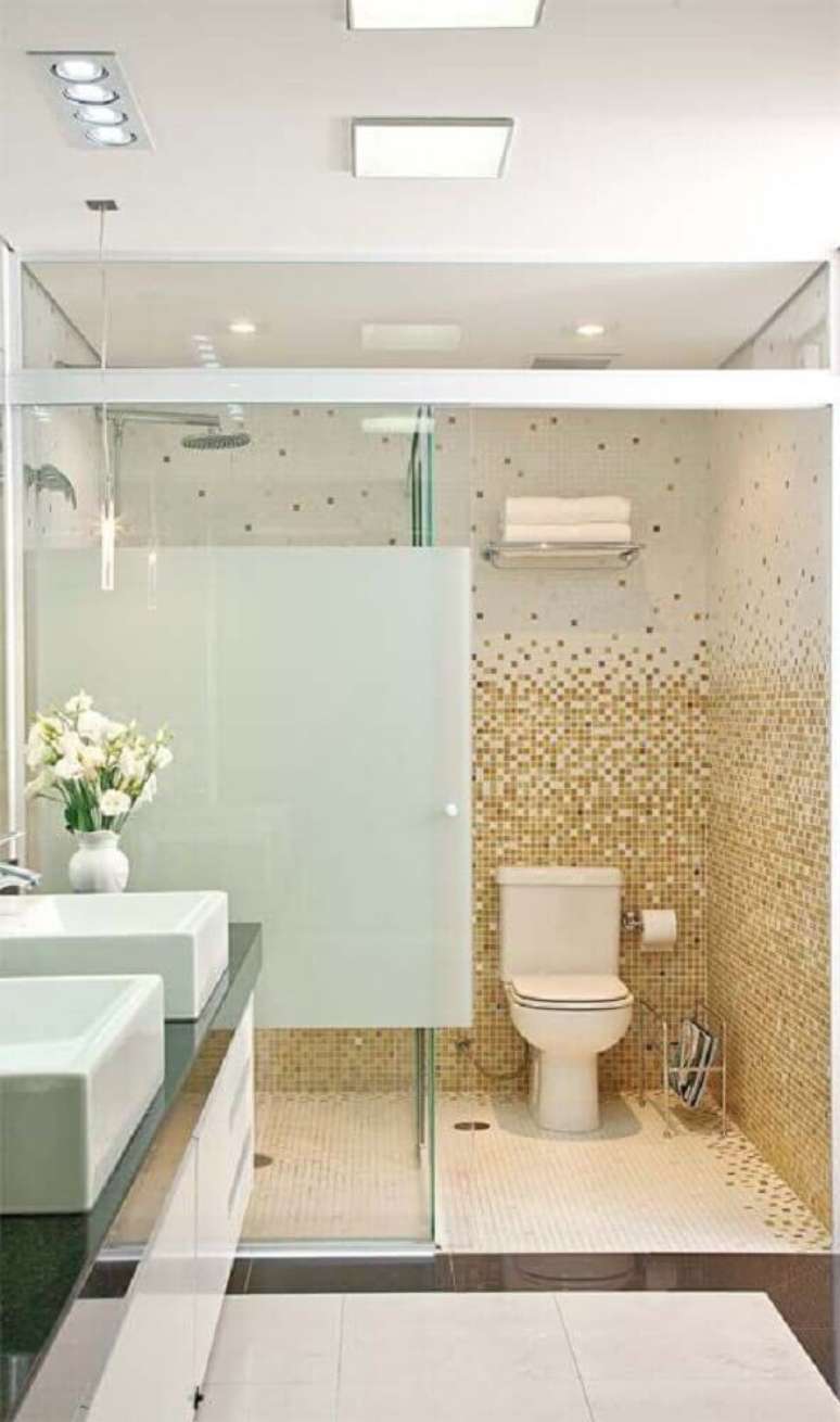 27. Decoração clean para banheiro com pastilha dourada e branca – Foto: Pinterest