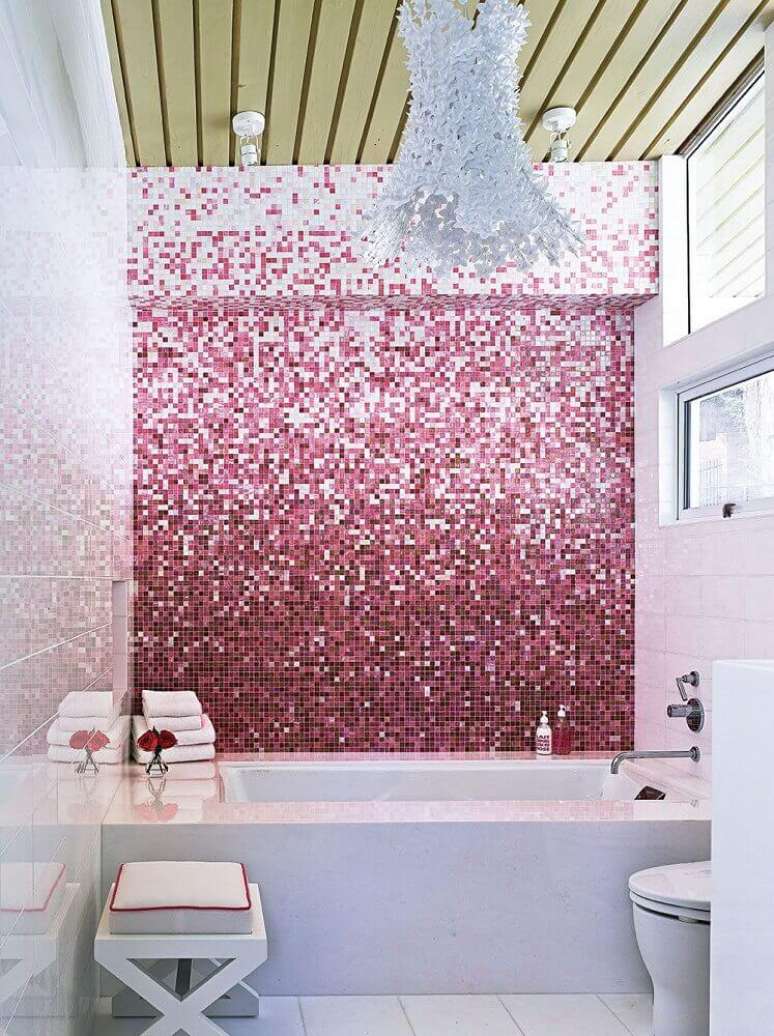 2. Decoração clean para banheiro com pastilha de vidro em tons de rosa – Foto: Yandex