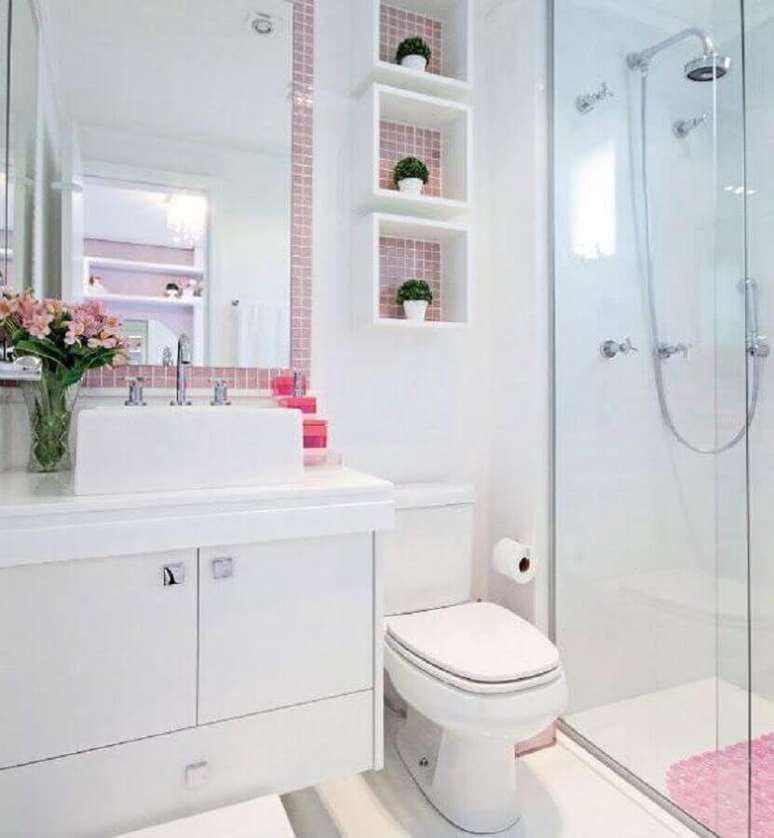 28. Decoração delicada para banheiro com pastilha rosa e armário branco – Foto: The Holk