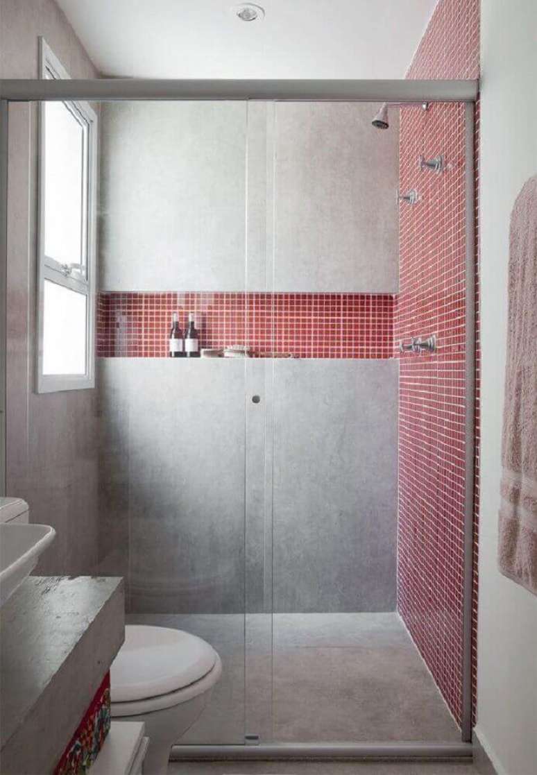 30. O cimento queimado leva um ar moderno para a decoração do banheiro com pastilha vermelha – Foto: Pinterest