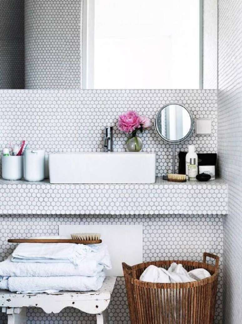 31. Decoração delicada para banheiro com pastilha em formato hexagonal – Foto: Berenice Big
