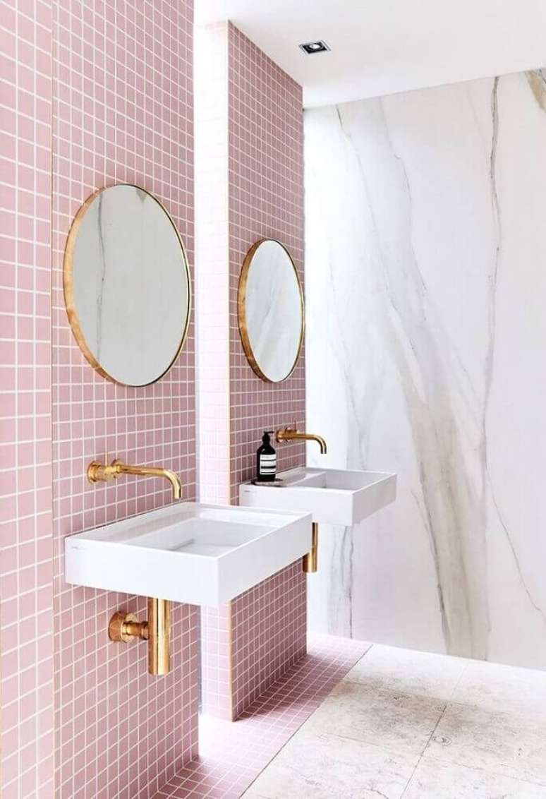 13. Decoração para banheiro com pastilha rosa e espelho redondo com moldura dourada – Foto: Thou Swell