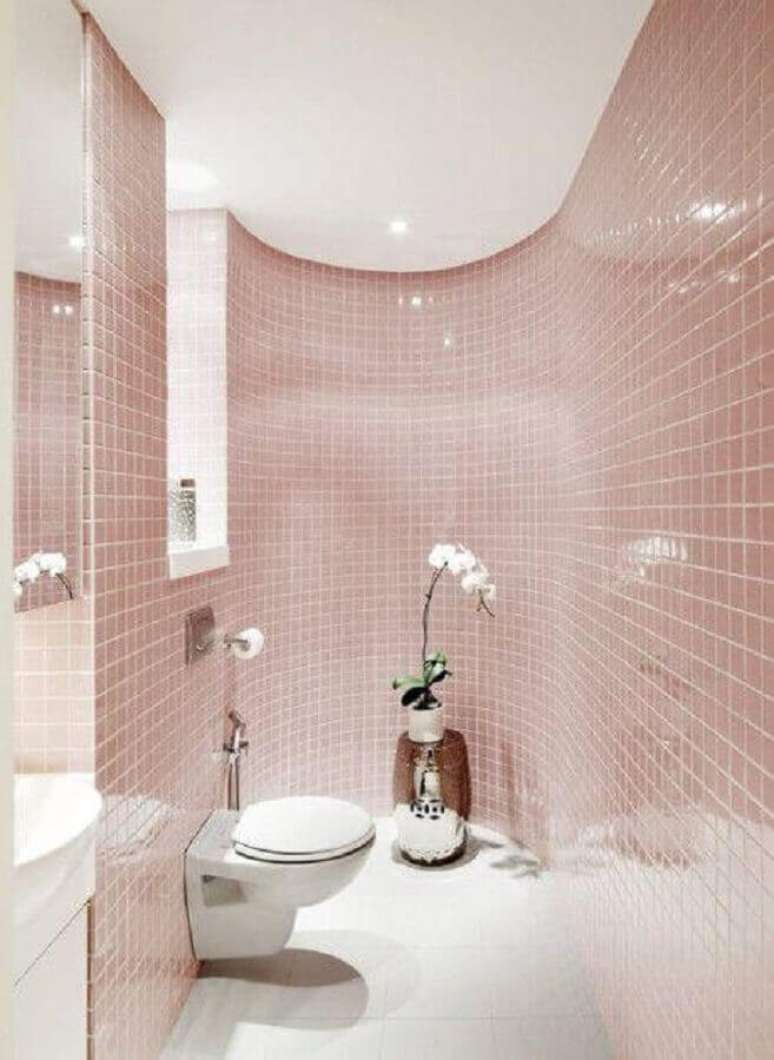 32. Aqui o banheiro com pastilha rosa ganhou contornos arredondados para criar um estilo moderno no espaço – Foto: Pinterest