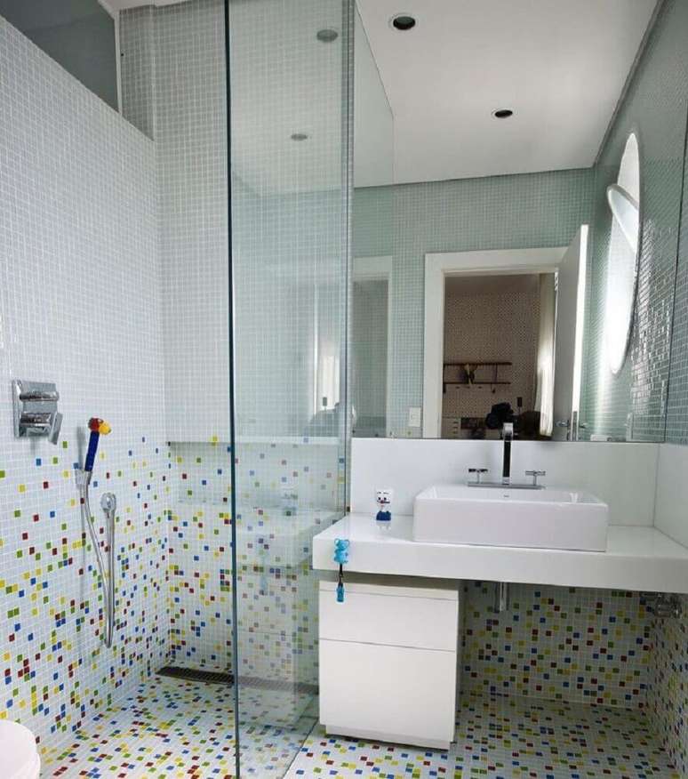 1. A decoração do banheiro com pastilha colorida ficou bem descontraído – Foto: Lucia Ravache Arquitetura