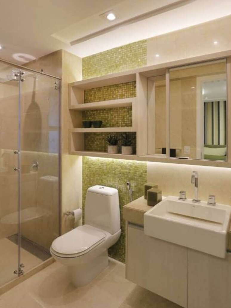 33. Decoração em tons claro para banheiro com pastilha verde – Foto: Home Chairs