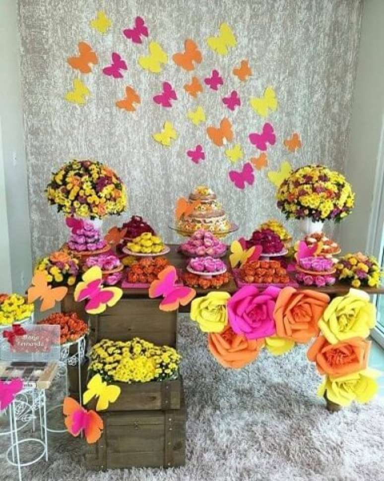 35. Decoração jardim encantado em tons de rosa, laranja e amarelo. Foto de Belo Toque