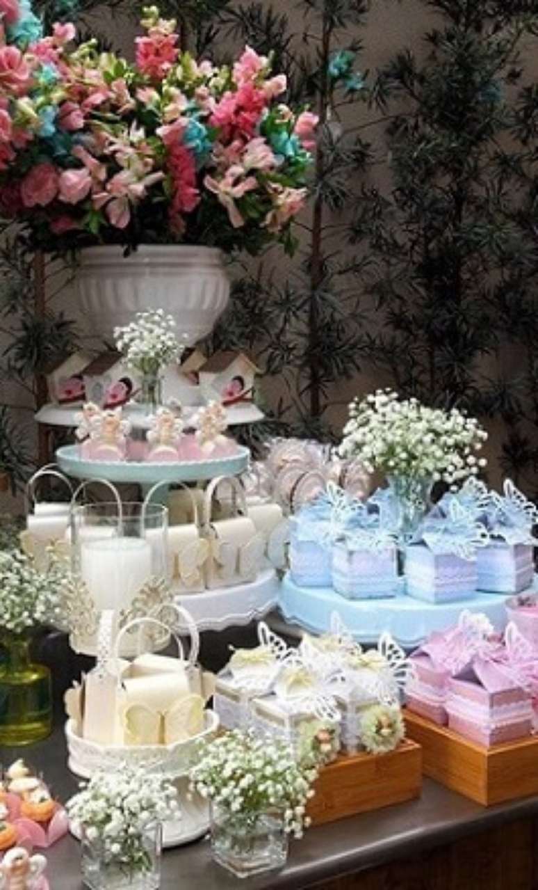 36. Decora&ccedil;&atilde;o jardim encantado em tons pastel com flores coloridas. Foto de Constance Zahn