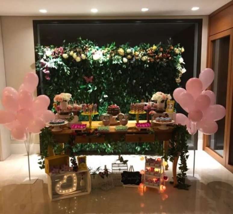 38. Decora&ccedil;&atilde;o em ambiente fechado com painel feito de folhas e flores. Foto de Cor de Framboesa