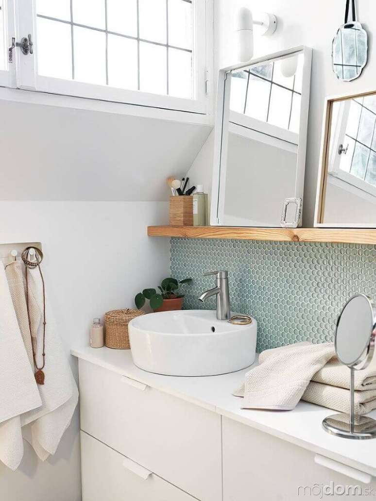 34. Decoração minimalista para banheiro com faixa de pastilha com desenho hexagonal – Foto: Garten Design