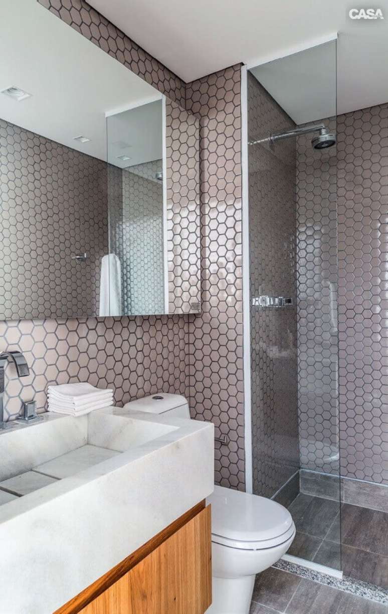 14. Decoração para banheiro com pastilha metalizada com design hexagonal – Foto: Webcomunica