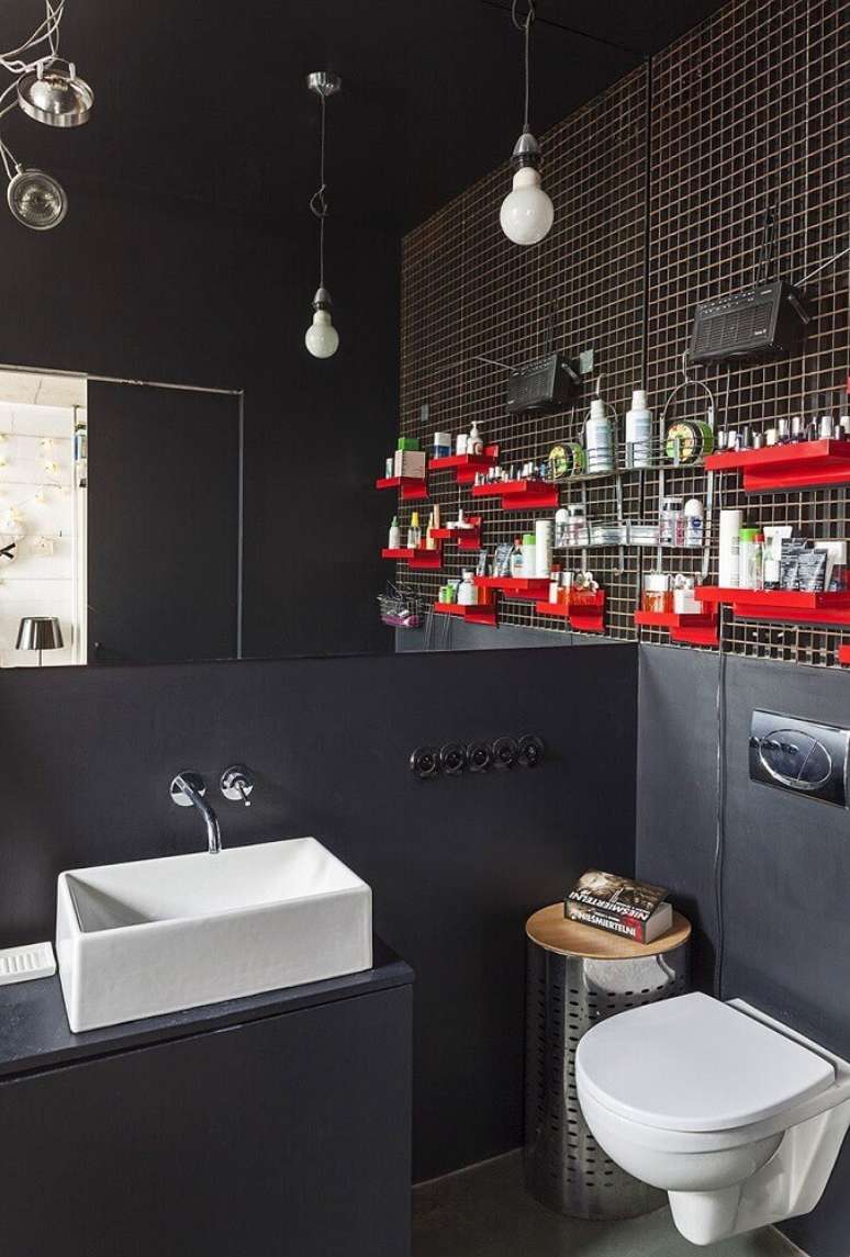 10. Decoração com estilo contemporâneo para banheiro com pastilha preta e pequenas prateleiras vermelhas – Foto: Pinterest