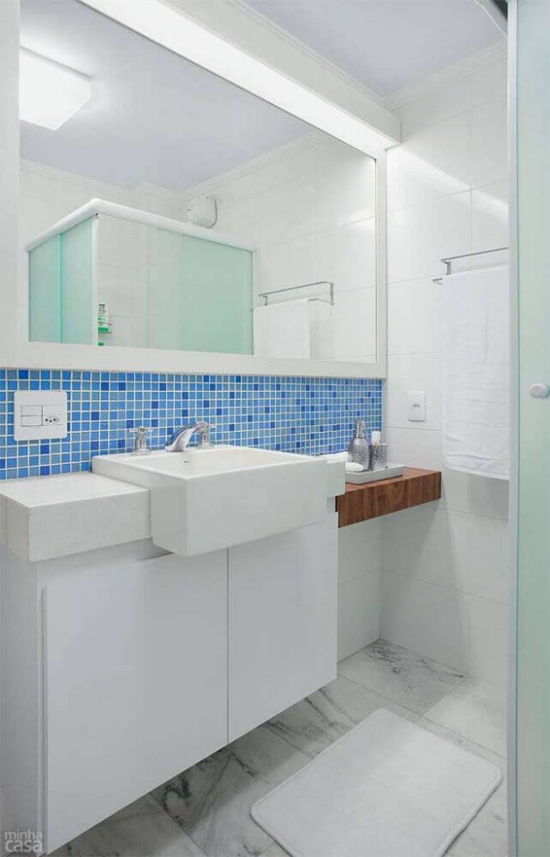 37. Decoração simples para banheiro com pastilha azul e gabinete branco – Foto: Lima Orsolini