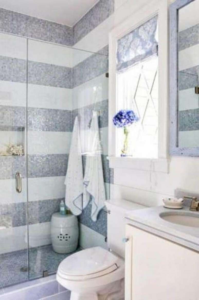 40. Decoração para banheiro com faixa de pastilha branca e cinza – Foto: Wood Save