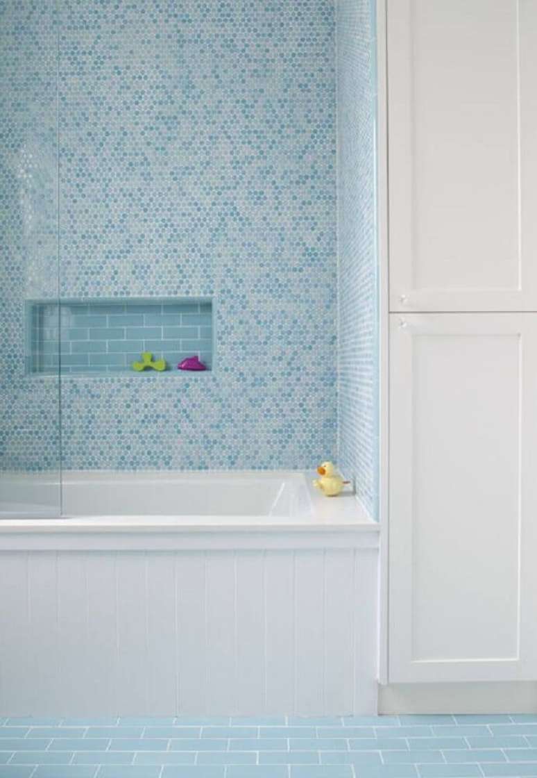 42. Decoração para banheiro com pastilha azul e azulejo azul – Foto: Pinterest