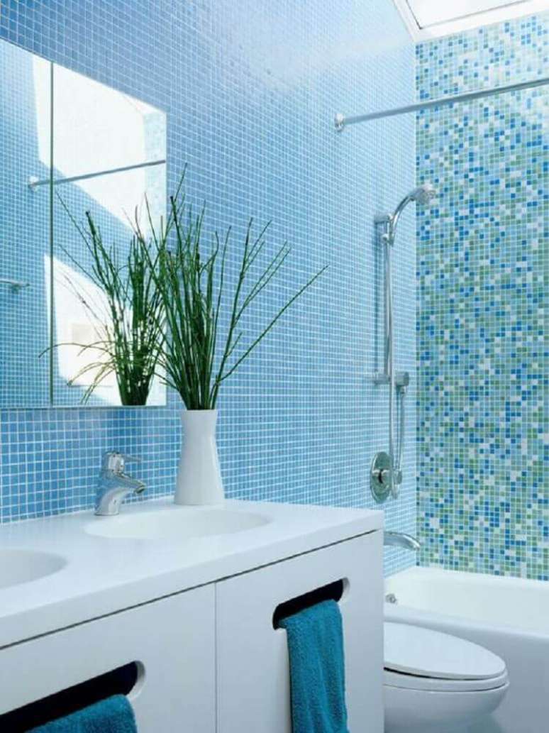 41. Banheiro com pastilha azul e gabinete branco – Foto: Dekor Öneri