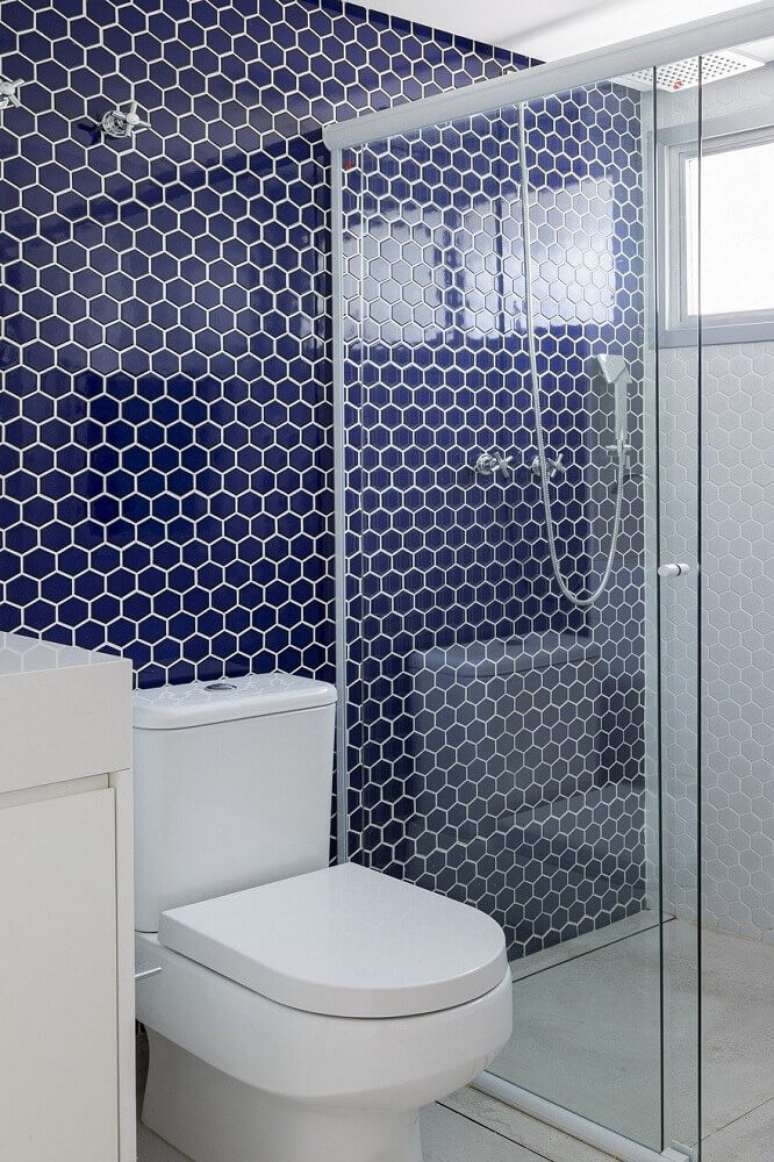 9. Decoração clean para banheiro com pastilha azul marinho em formato hexagonal – Foto: Amanda Kolling