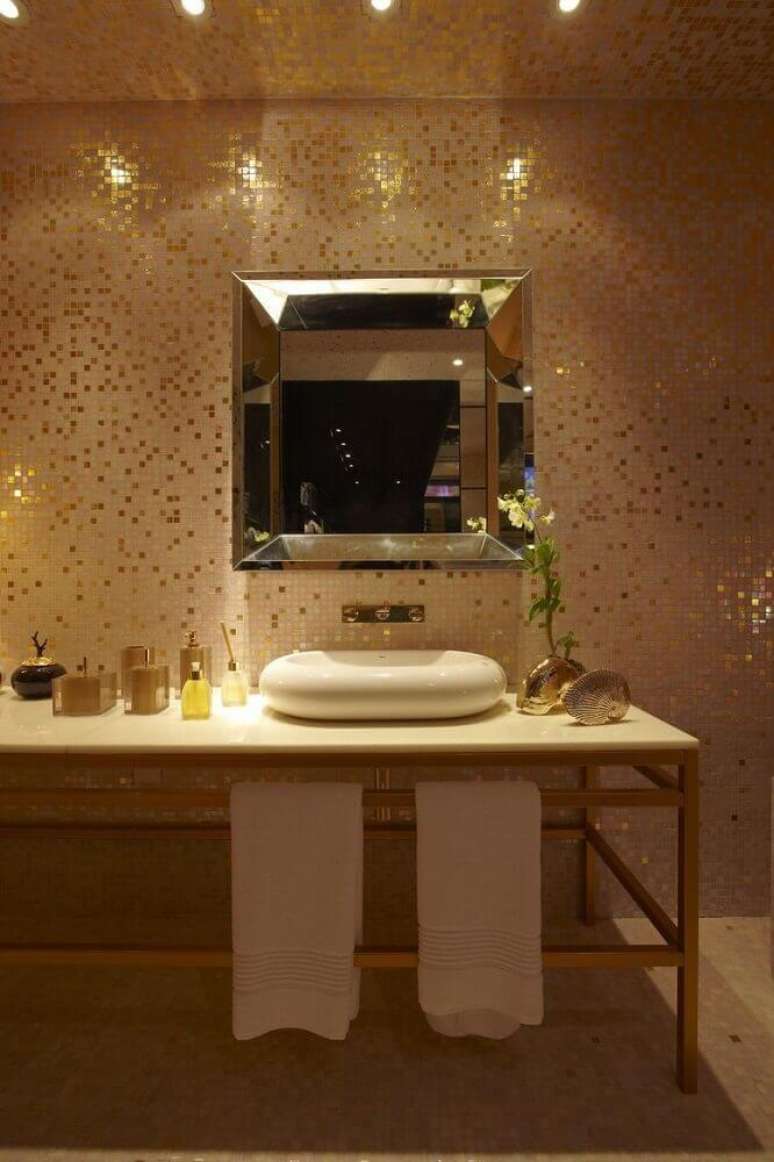 44. Decoração sofisticada para banheiro com pastilha metalizada dourada – Foto: Luciane Mota