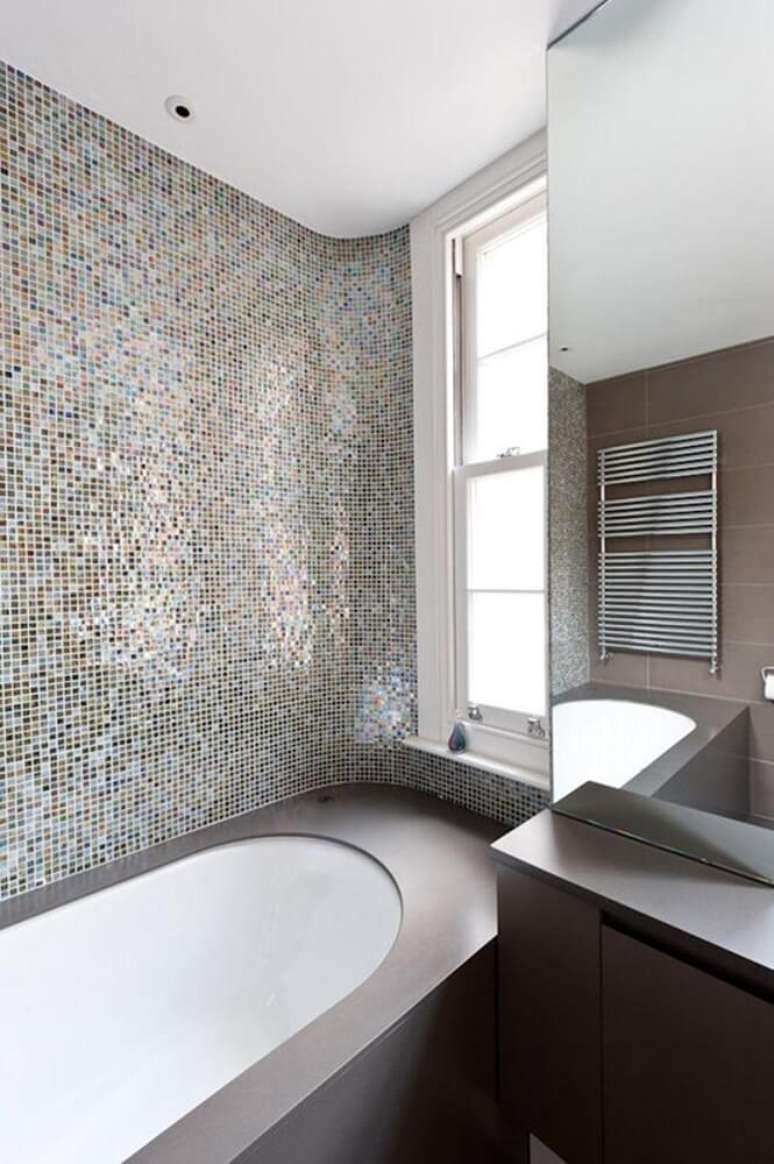 47. Pastilha adesiva para banheiro com banheira e decoração simples – Foto: Moon Design and Build
