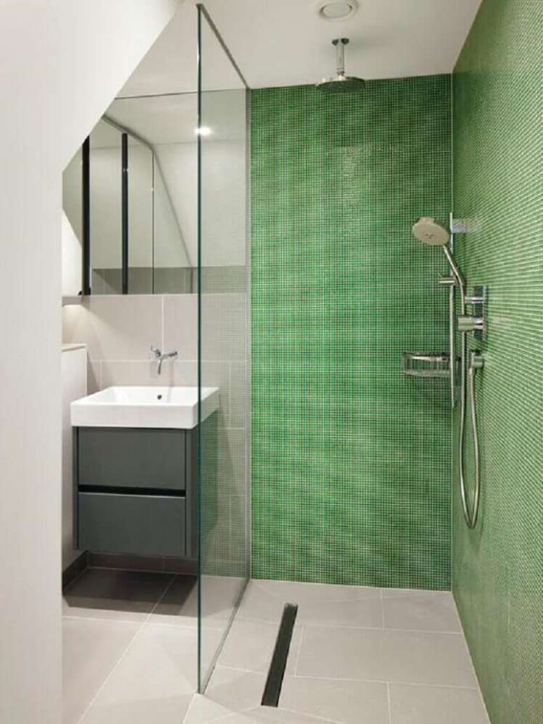 11. Decoração clean para banheiro com pastilha verde e gabinete pequeno cinza – Foto: Lambros Realty