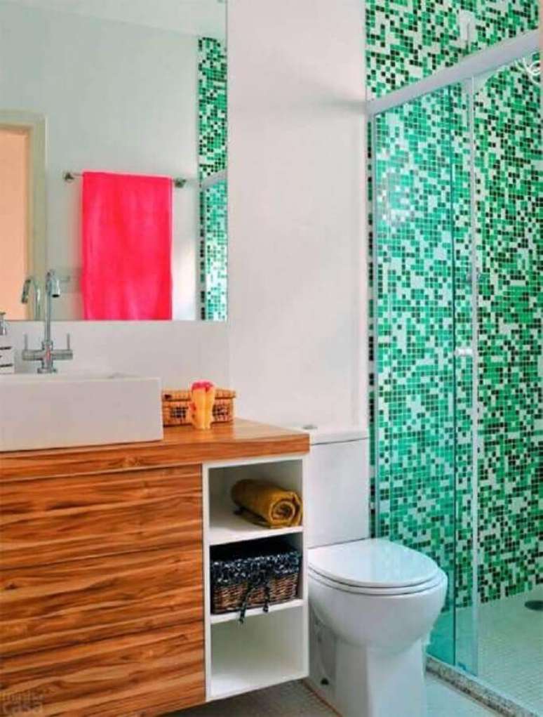 51. O banheiro com pastilha verde acrescenta um toque leve à decoração – Foto: Pinterest