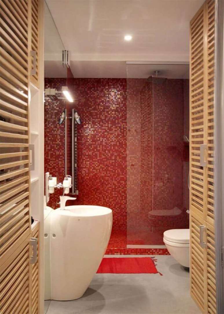 55. O banheiro com pastilha vermelha também pode ter uma decoração moderna – Foto: The Holk