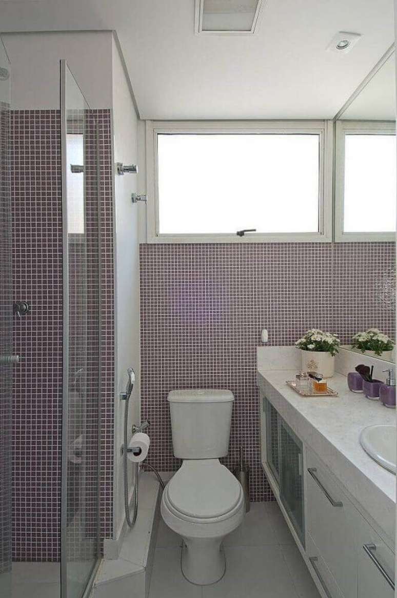 59. Decoração simples para banheiro pequeno com pastilha lilás – Foto: Patricia Kolanian Pasquini
