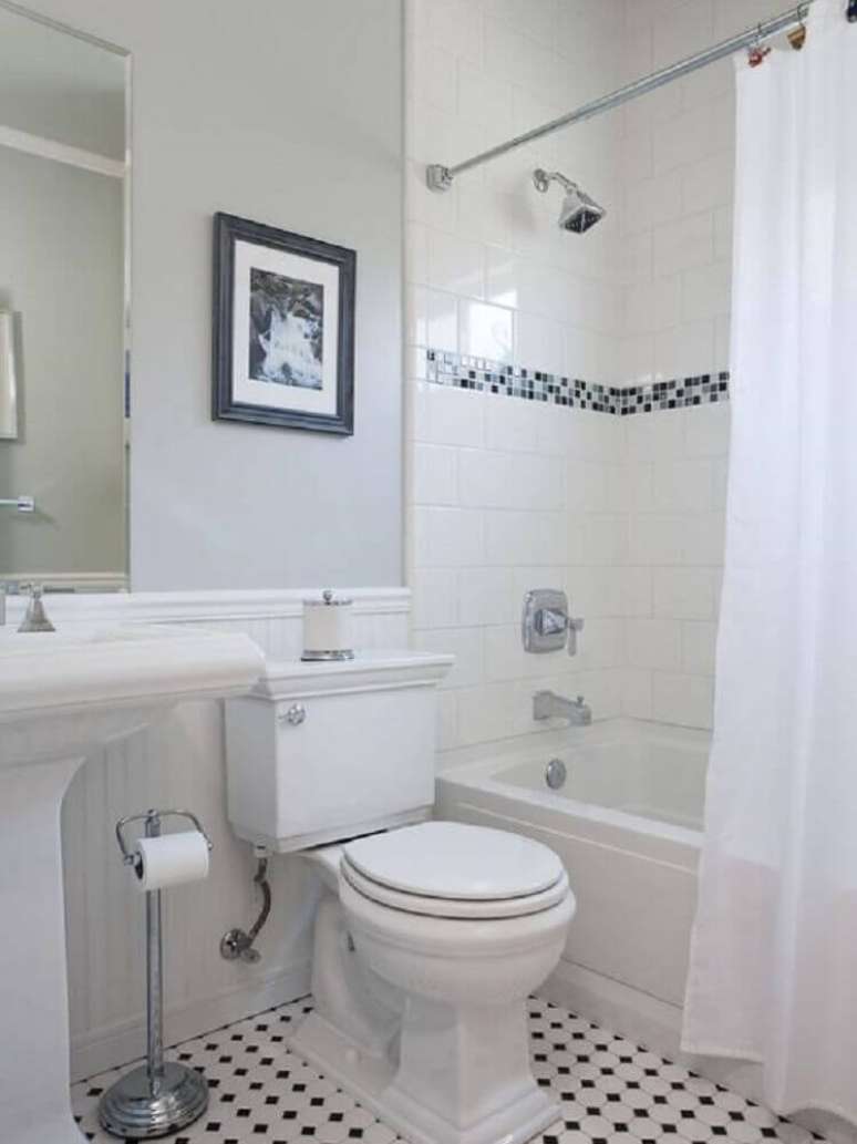 62. Decoração retrô para banheiro com faixa de pastilha e banheira – Foto: Tile Design Gallery